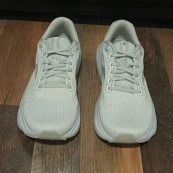 EUC Women’s Brooks Glycerin Cream and White Size 9 - Picture 3 of 13